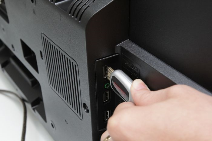 Cắm cáp HDMI vào cổng HDMI trên Tivi của bạn